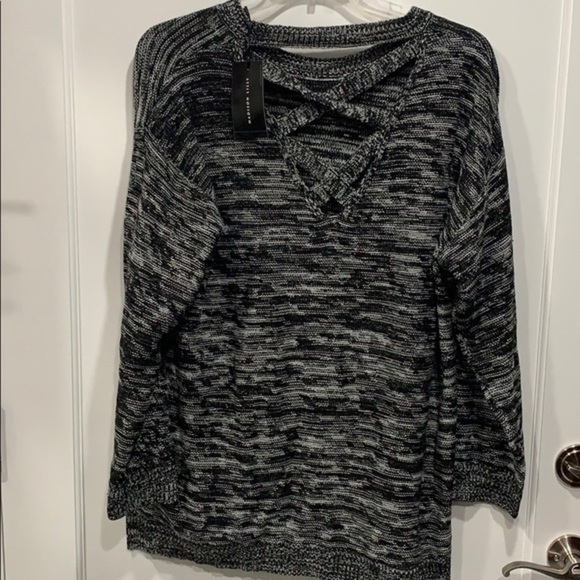 High-Low Sweater with Back Yoke Lace Up - Picture 3 of 5